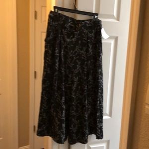 Wide leg, calf length pants (gauchos).